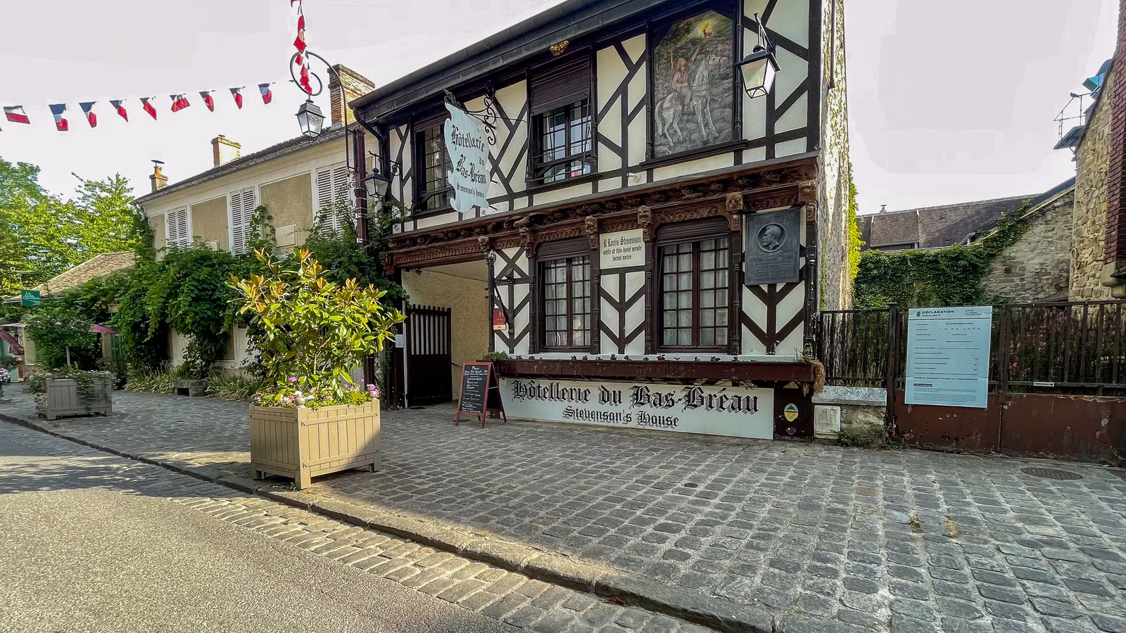 Façade à colombages de l'Hôtellerie du Bas-Bréau, dite « Stevenson's House ».