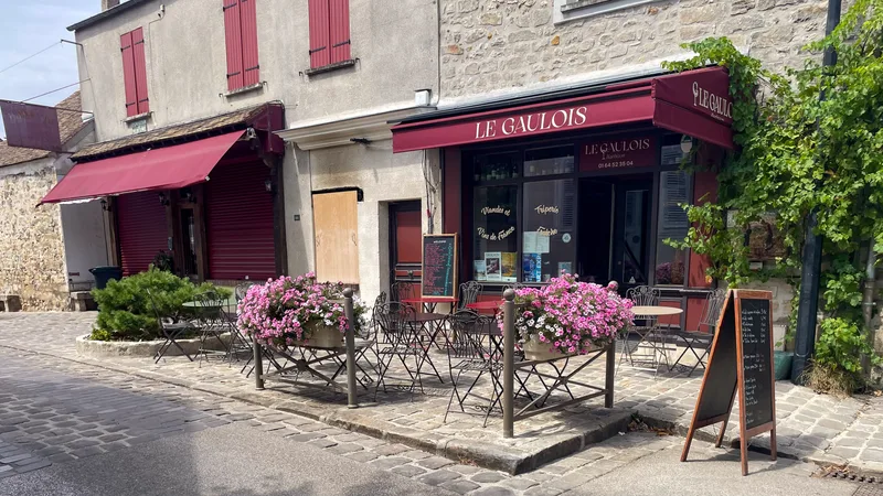 Terrasse du restaurant Le Gaulois sur la Grande Rue de Barbizon.