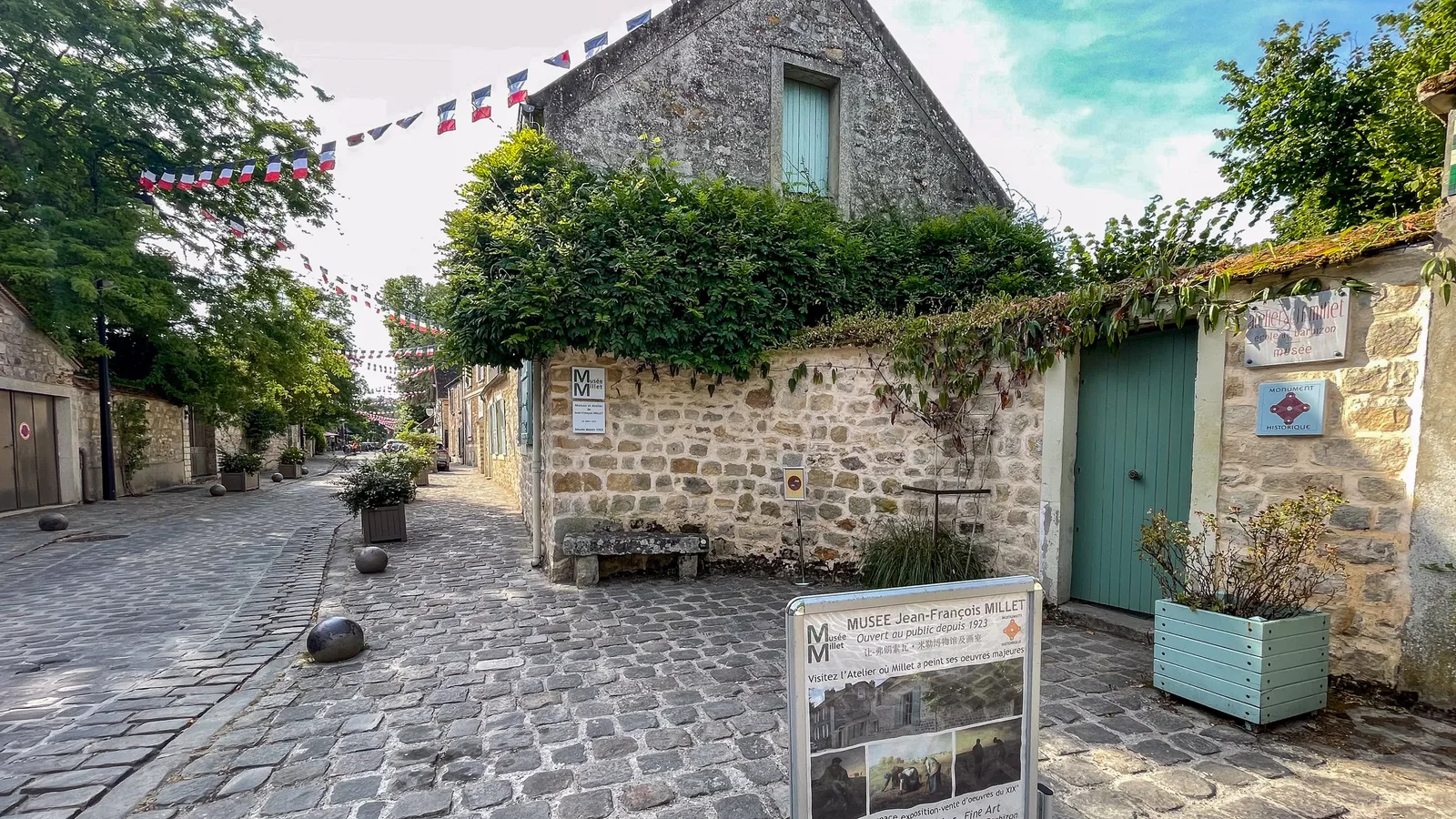 Façade de la Maison-Atelier de Jean-François Millet, avec l'enseigne du musée.