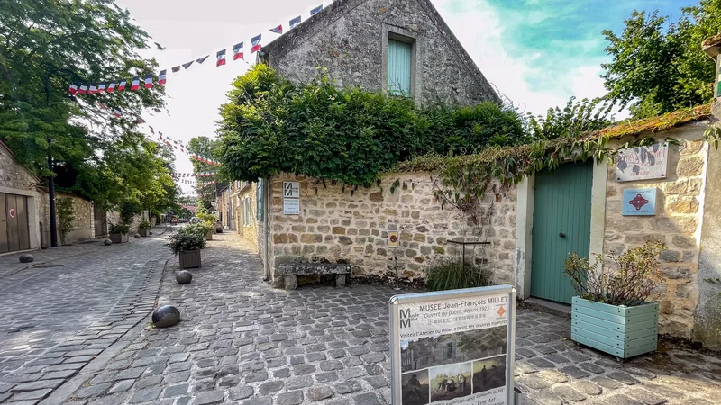Façade de la Maison-Atelier de Jean-François Millet, avec l'enseigne du musée.