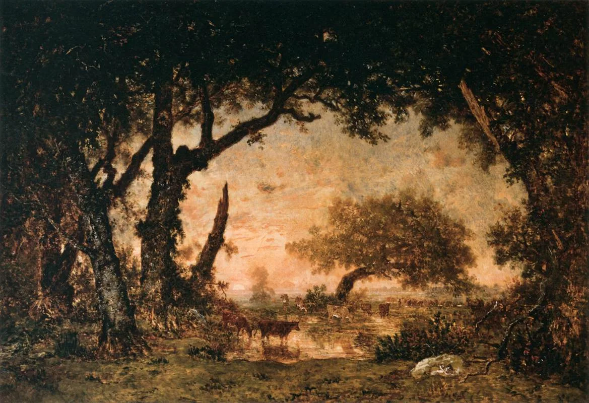 Une clairière encadrée de grands chênes sombres, où du bétail s'abreuve devant un soleil couchant.