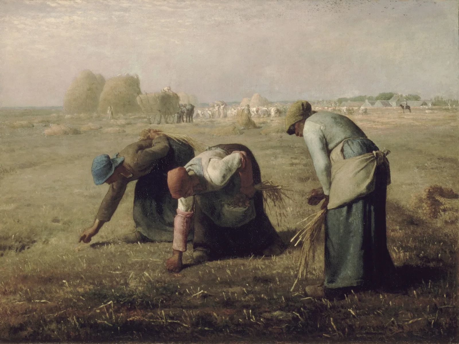 Trois glaneuses courbées dans un champ de blé moissonné, au premier plan d'une vaste plaine agricole.